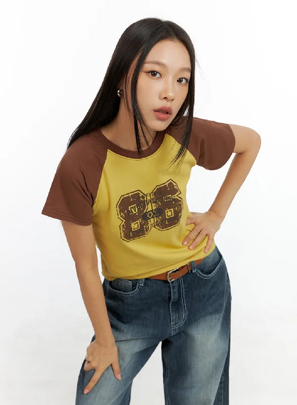 Women’s cropped tops for trendy fashion -Contrasting Cotton Graphic Raglan Tee IL409