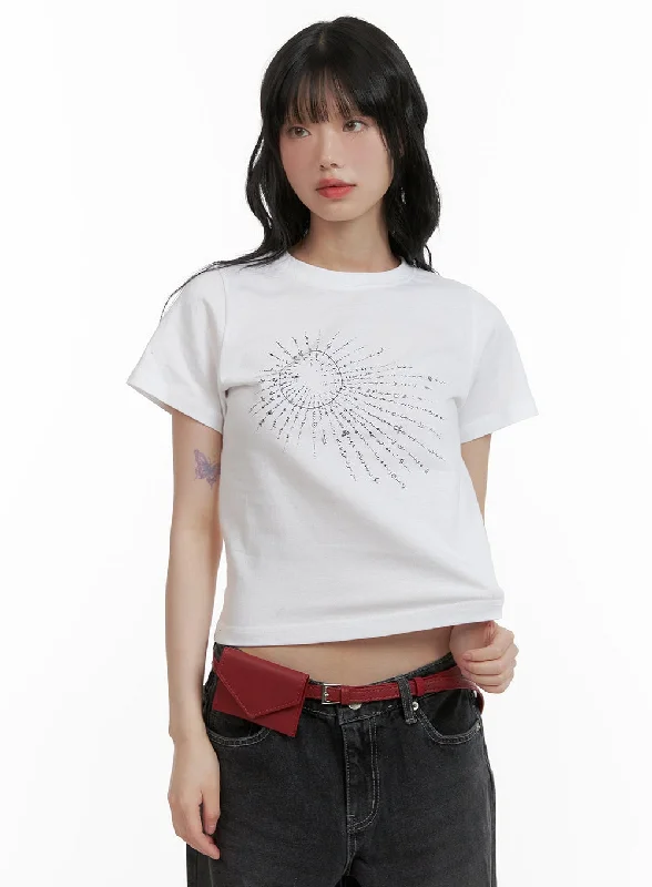 Women’s slouchy tops for laid-back fashion -Graphic Cotton Crop Tee CU410